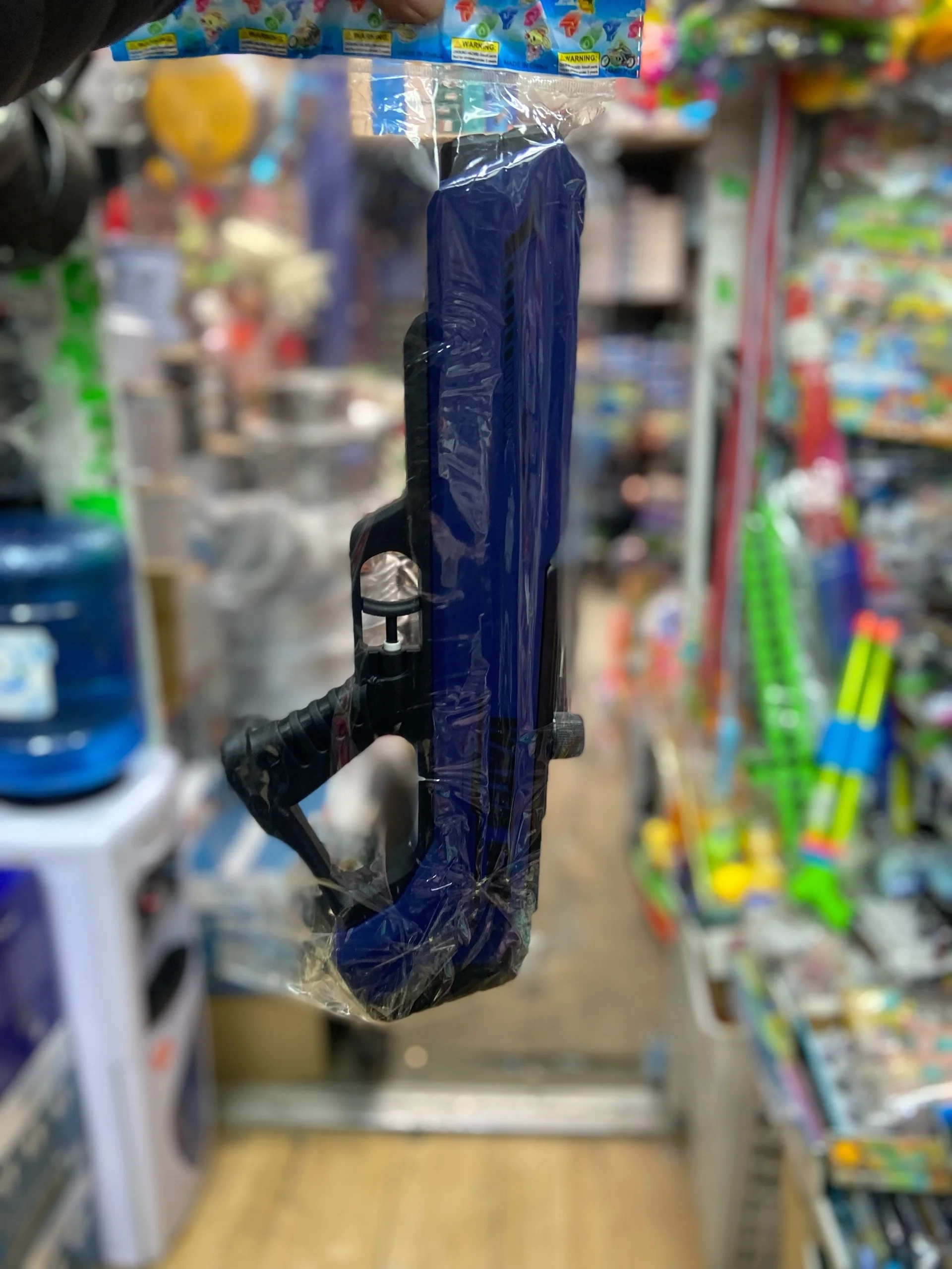 Ружье помповое стреляет водой 3 расцветках . Цена 300 . Цена 4 250=1000