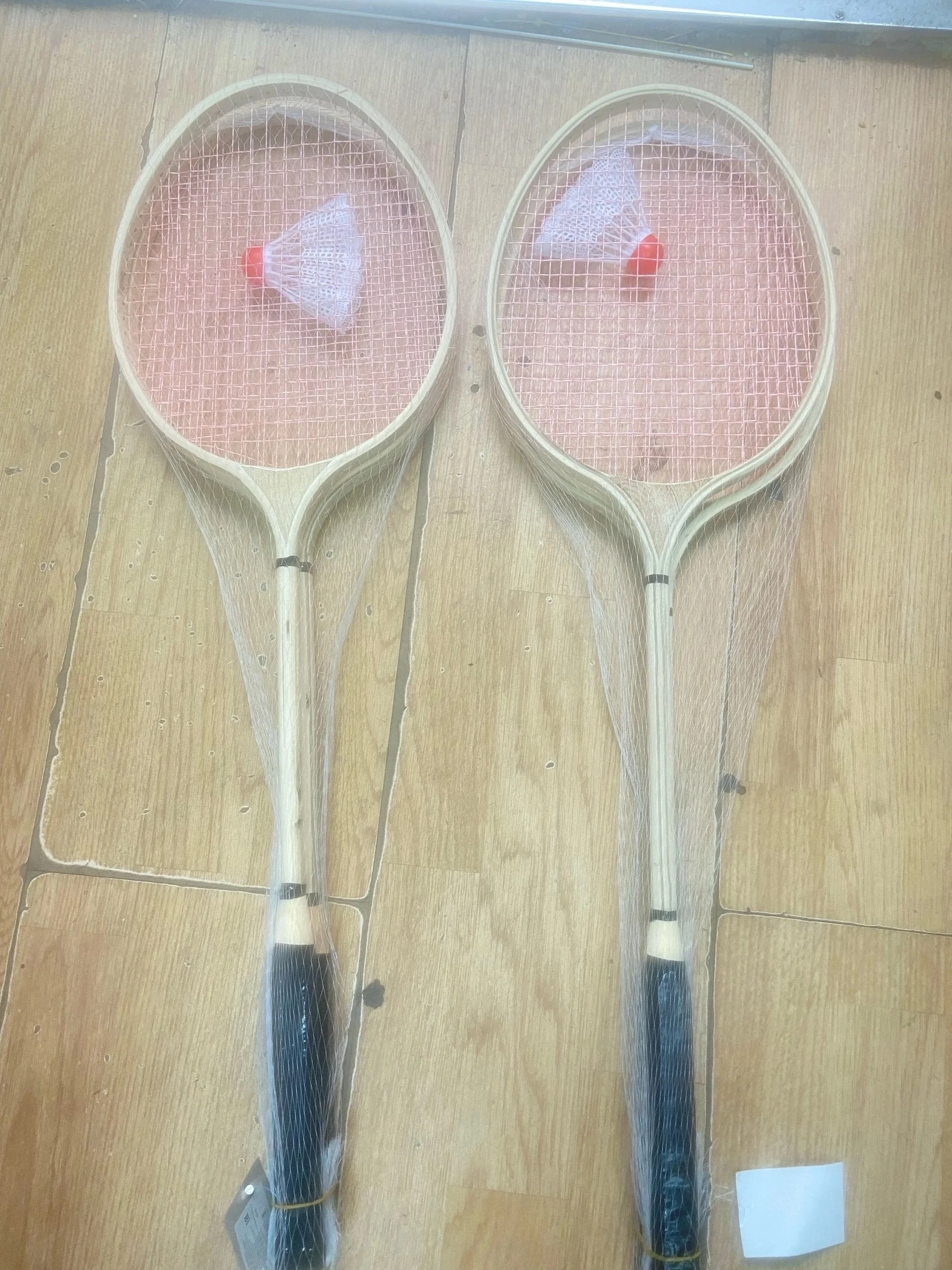 Распродажа . Цена 200 . Набор бадминтона - 2 ракетки, волан, дерево, в сетке