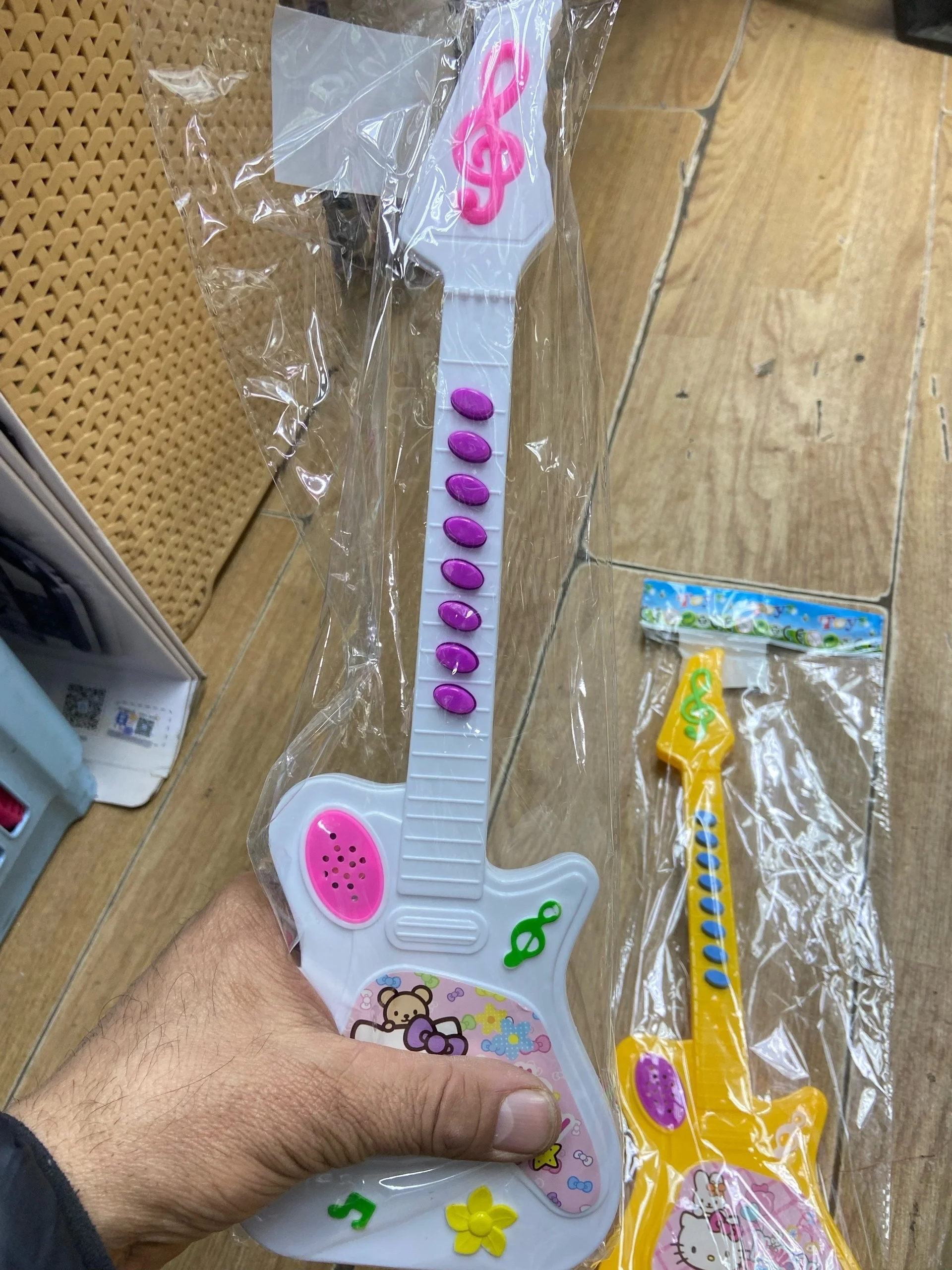 Гитара музыкальные в пакетиках . Цена 150