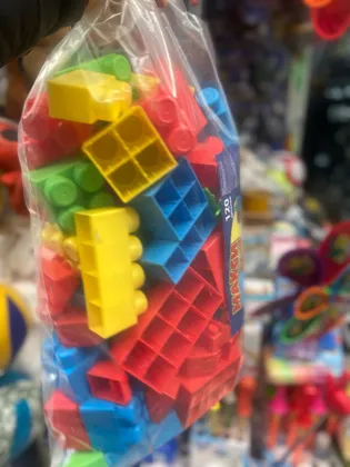 Конструктор макси блок 120 деталей . Цена 1100