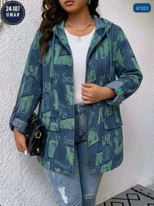 Джинсовка классически с капишоном стиле подойдет для прогулок и активного отдыха на работе