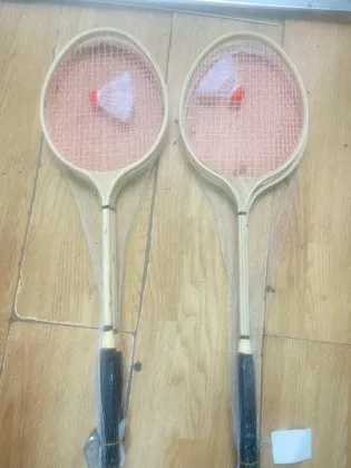 Распродажа . Цена 200 . Набор бадминтона - 2 ракетки, волан, дерево, в сетке